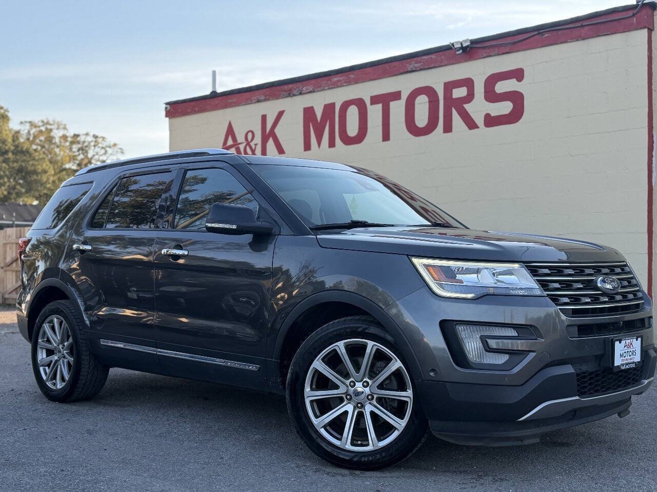 Used 2017 Ford Explorer Limited w/ Equipment Group 301A AWD/4WD image 1