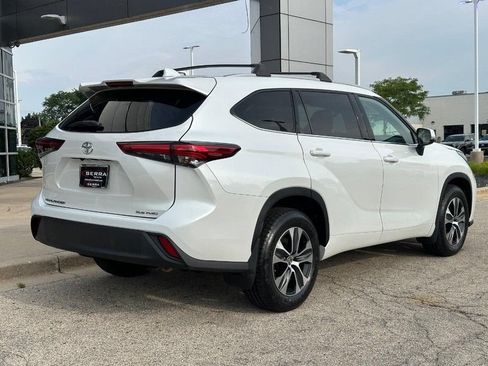 Used 2022 Toyota Highlander XLE AWD/4WD image 3