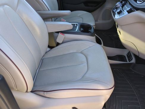 Used 2017 Chrysler Pacifica Limited w/ UConnect Theater Package image 32