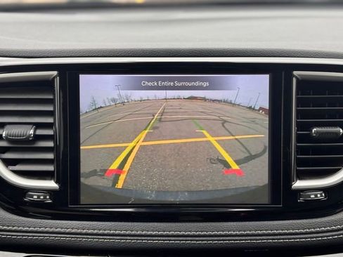 Used 2023 Chrysler Pacifica Touring-L image 20