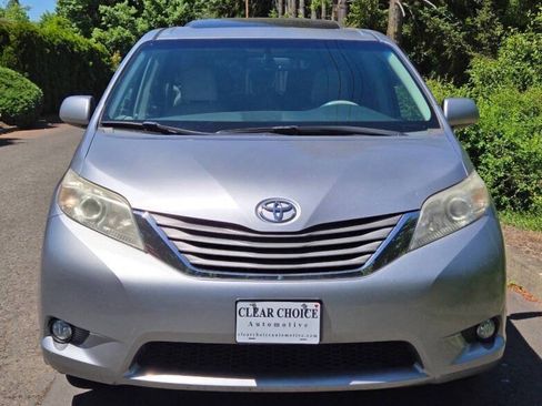 Used 2012 Toyota Sienna XLE w/ Premium Pkg FWD image 6
