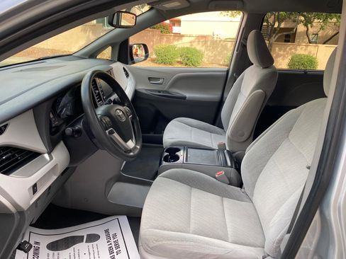 Used 2020 Toyota Sienna LE w/ LE Preferred Package image 33