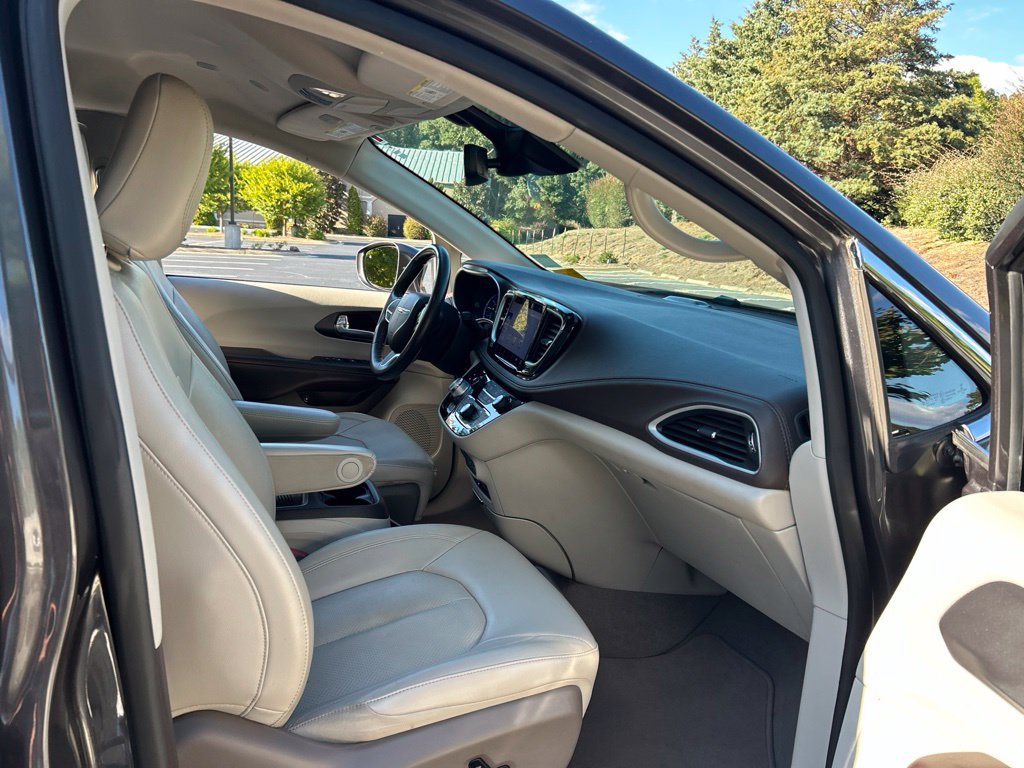 Used 2021 Chrysler Pacifica Touring-L w/ Uconnect Theater Family Group FWD image 43