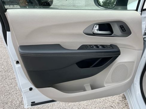 Used 2023 Chrysler Pacifica Touring-L FWD image 11