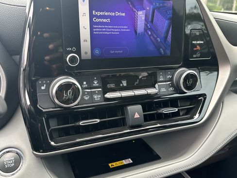 Used 2023 Toyota Highlander XLE FWD image 34
