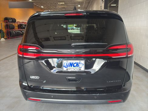 Used 2025 Chrysler Pacifica Limited FWD image 4