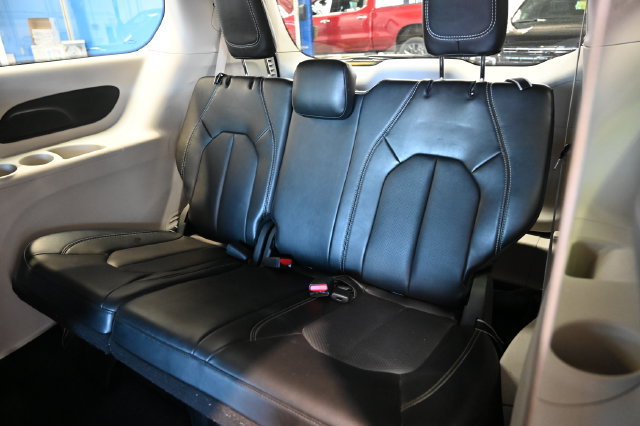 Used 2024 Chrysler Pacifica Touring-L FWD image 11