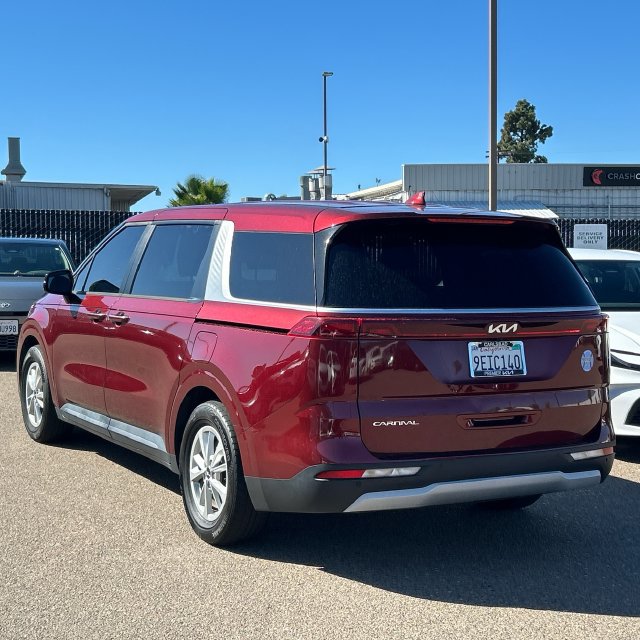 Used 2023 Kia Carnival LX FWD image 4