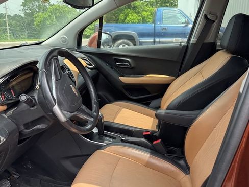 Used 2019 Chevrolet Trax LT w/ Sun & Sound Package FWD image 4