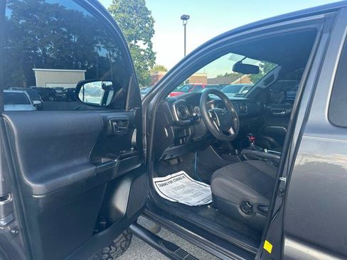 Used 2017 Toyota Tacoma TRD Off-Road w/ Tow Package AWD/4WD image 11