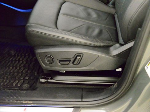 Certified 2025 Audi Q3 2.0T Premium Plus w/ Premium Plus Package image 25