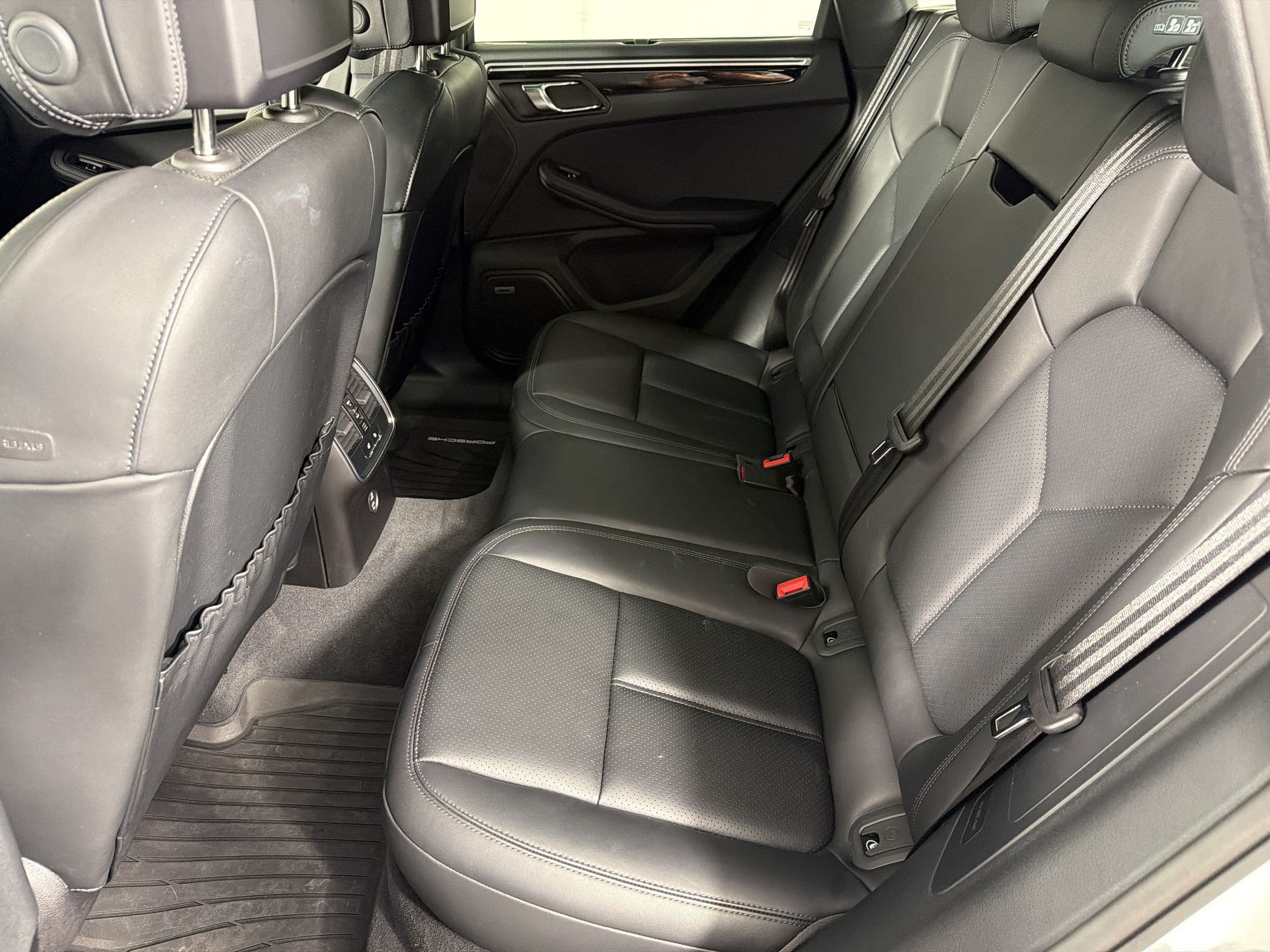 Certified 2025 Porsche Macan AWD/4WD image 23