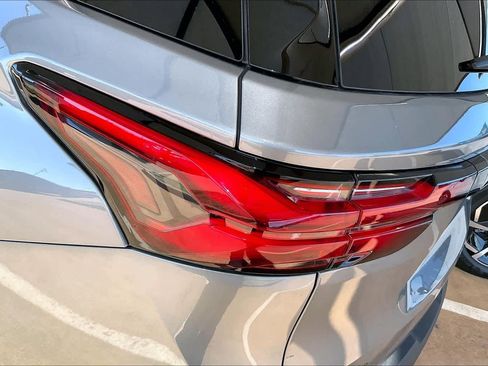 Used 2023 Chevrolet Traverse RS image 28