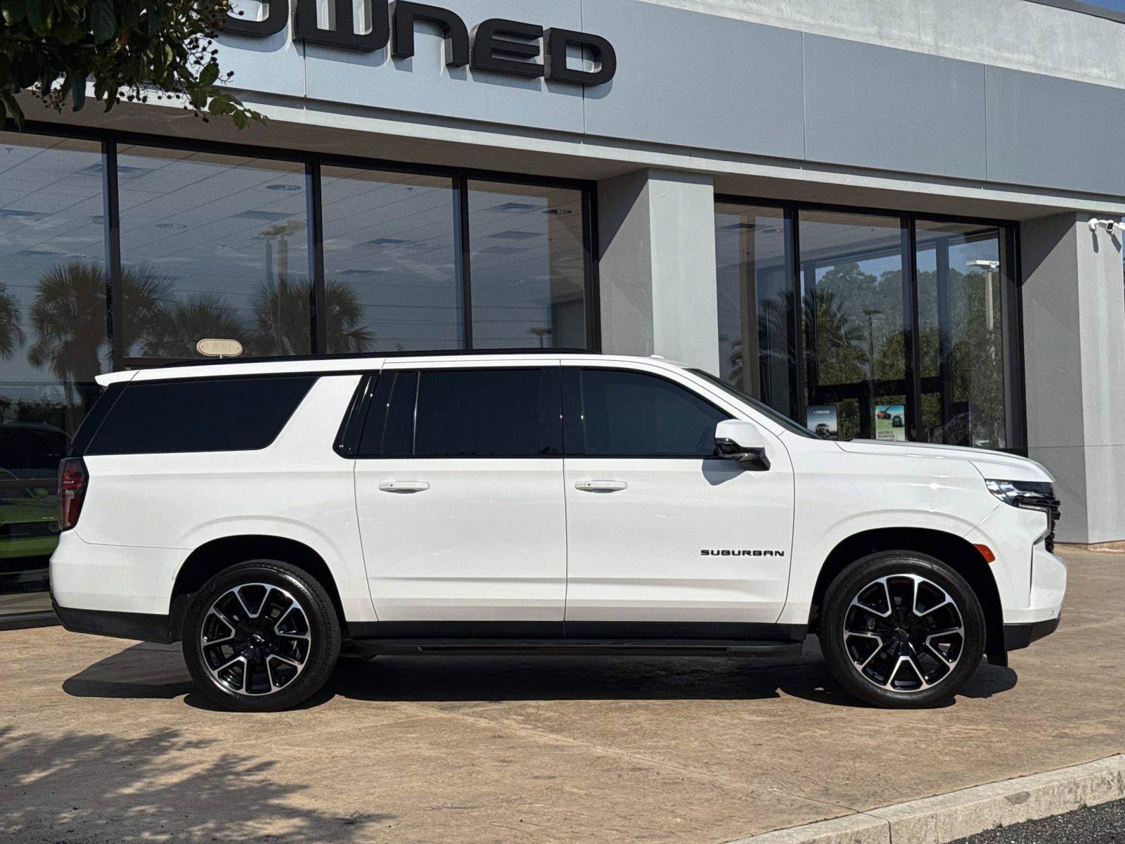 Used 2021 Chevrolet Suburban RST w/ Luxury Package RWD image 2