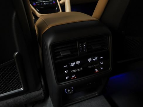 Certified 2024 Porsche Cayenne Coupe AWD/4WD image 48