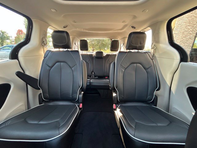 Used 2023 Chrysler Pacifica Limited FWD image 34