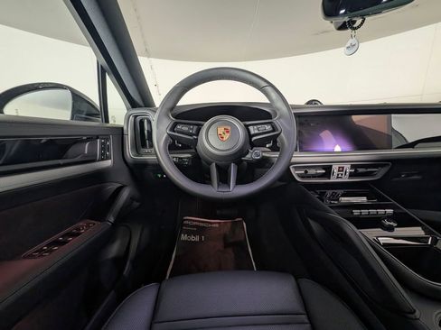 Certified 2025 Porsche Cayenne Coupe image 21