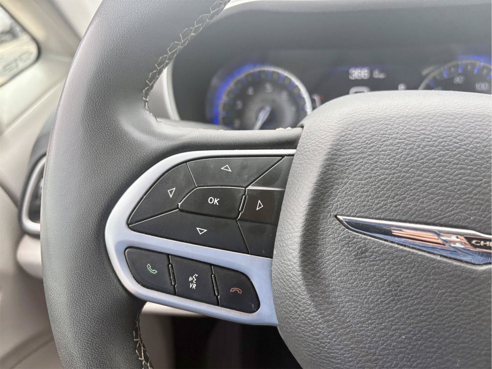 Used 2023 Chrysler Pacifica Touring-L FWD image 18