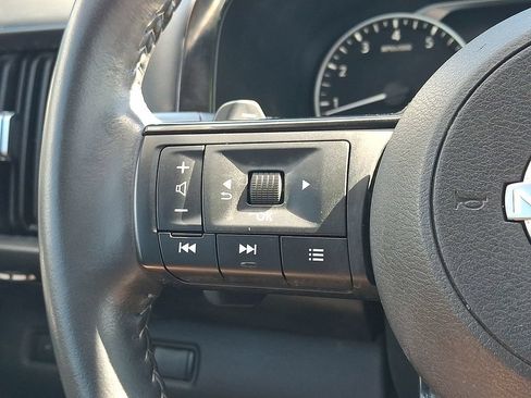 Used 2023 Nissan Pathfinder SL AWD/4WD image 9