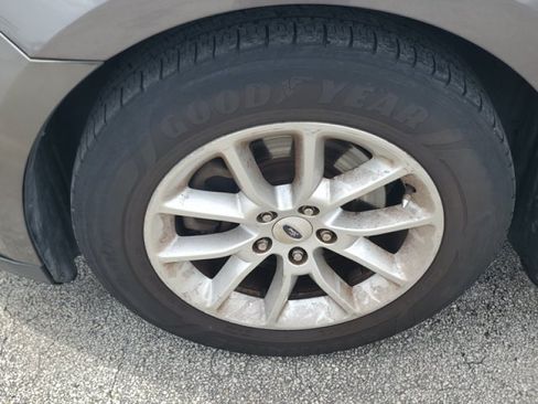 Used 2014 Ford Taurus SE FWD image 4