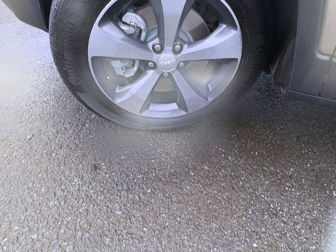 Used 2019 Jeep Cherokee Limited w/ Technology Group image 30