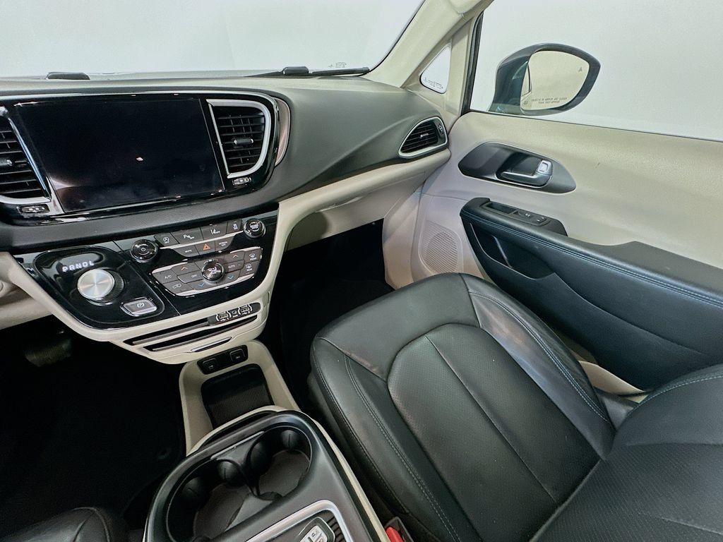 Used 2021 Chrysler Pacifica Touring-L FWD image 11