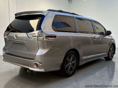 Used 2017 Toyota Sienna SE w/ Protection Package image 6