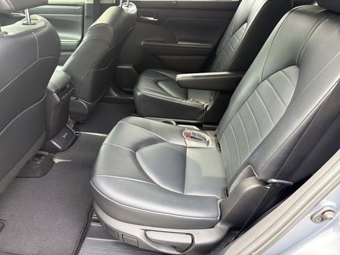 Used 2022 Toyota Highlander XLE FWD image 23