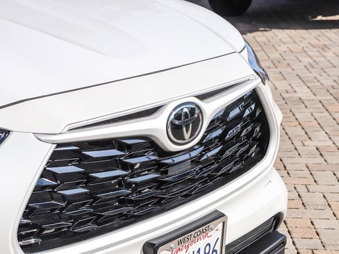 Certified 2025 Toyota Highlander XLE image 6