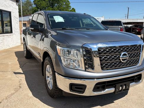 Used 2018 Nissan Titan SV RWD image 4