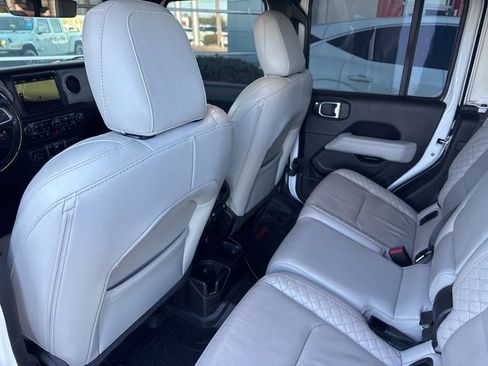 Used 2021 Jeep Gladiator Overland image 16