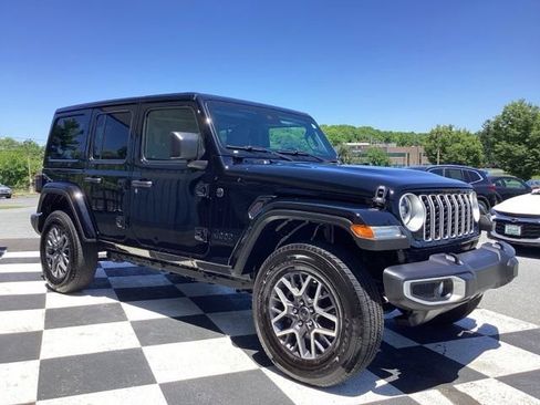 Used 2025 Jeep Wrangler Unlimited Sahara AWD/4WD image 4