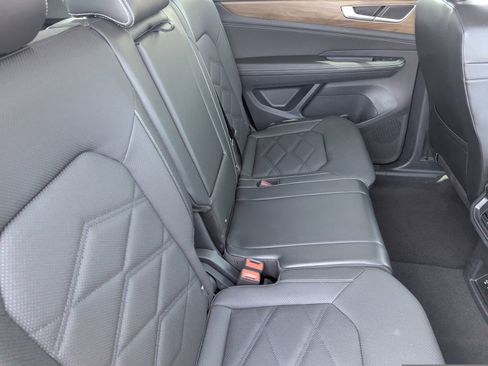 Used 2025 Volkswagen Atlas SE image 13