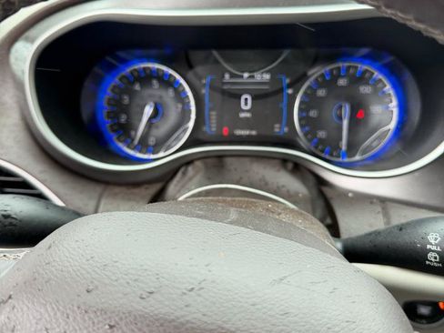 Used 2017 Chrysler Pacifica Touring-L FWD image 10