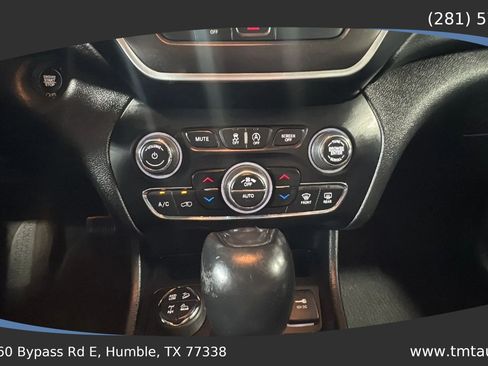Used 2020 Jeep Cherokee Trailhawk w/ Cold Weather Group AWD/4WD image 12