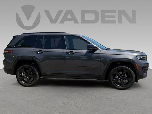 Used 2024 Jeep Grand Cherokee Altitude image 7