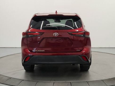 Used 2024 Toyota Highlander XLE FWD image 7