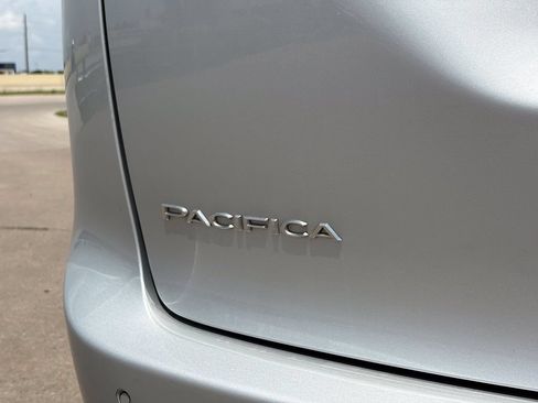 Used 2023 Chrysler Pacifica Touring-L FWD image 10