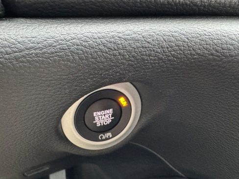 Used 2025 Chrysler Pacifica Limited image 24