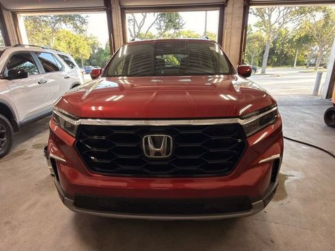 Used 2025 Honda Pilot Touring image 3