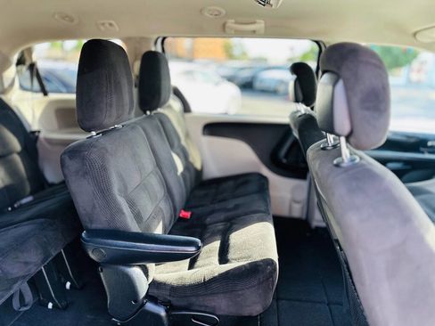 Used 2017 Dodge Grand Caravan SE w/ UConnect Hands-Free Group FWD image 14
