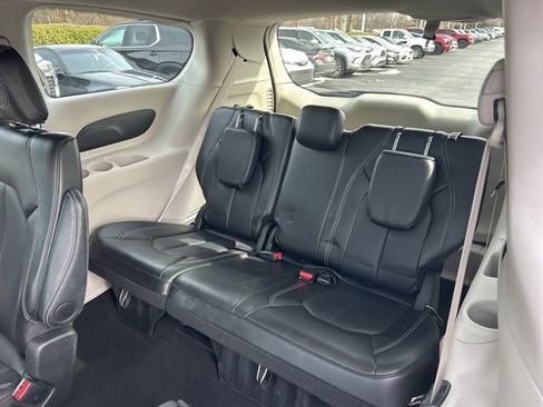 Used 2024 Chrysler Pacifica Touring-L image 16