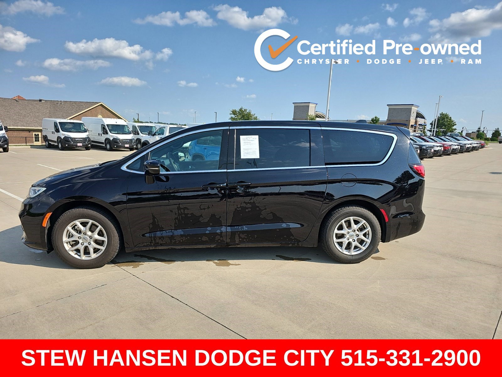 Used 2025 Chrysler Pacifica Select FWD image 1