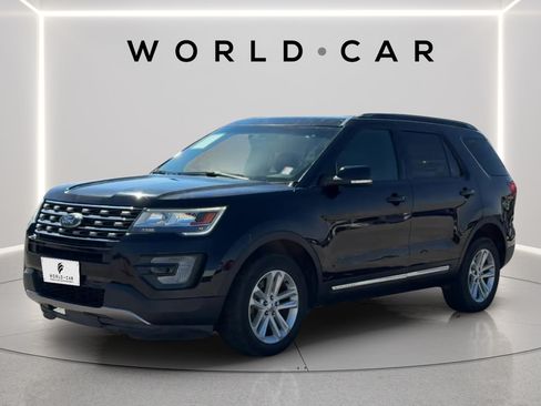 Used 2017 Ford Explorer XLT w/ Equipment Group 202A FWD image 7