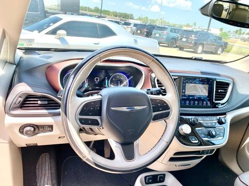 Used 2020 Chrysler Pacifica Limited FWD image 11