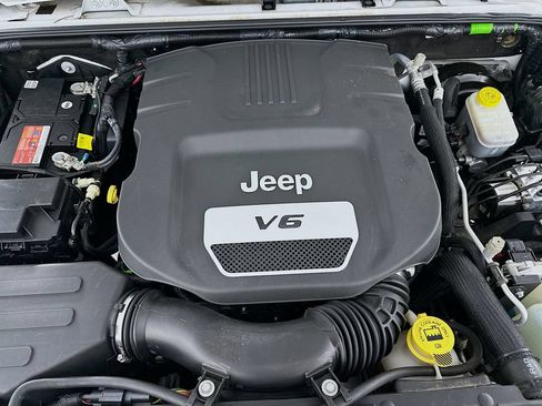 Used 2018 Jeep Wrangler Unlimited Sahara w/ Connectivity Group AWD/4WD image 30