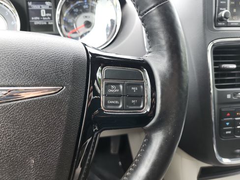 Used 2014 Chrysler Town & Country Touring-L FWD image 26