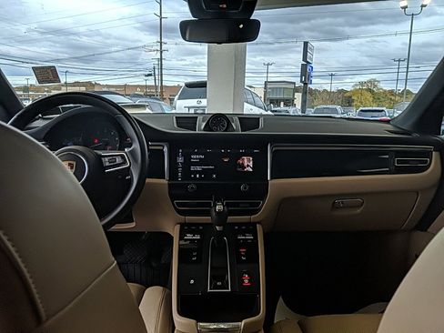Used 2022 Porsche Macan image 13