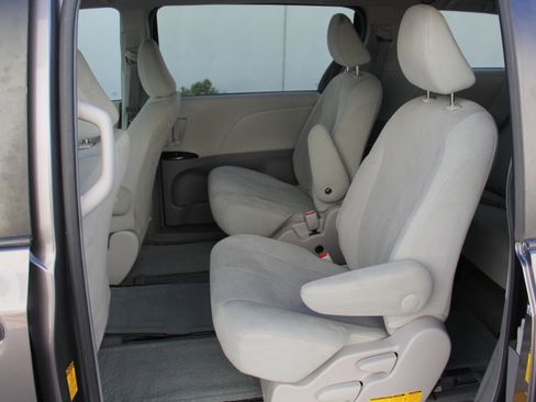 Used 2014 Toyota Sienna L image 17