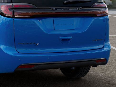 New 2027 Chrysler Pacifica Limited FWD image 13